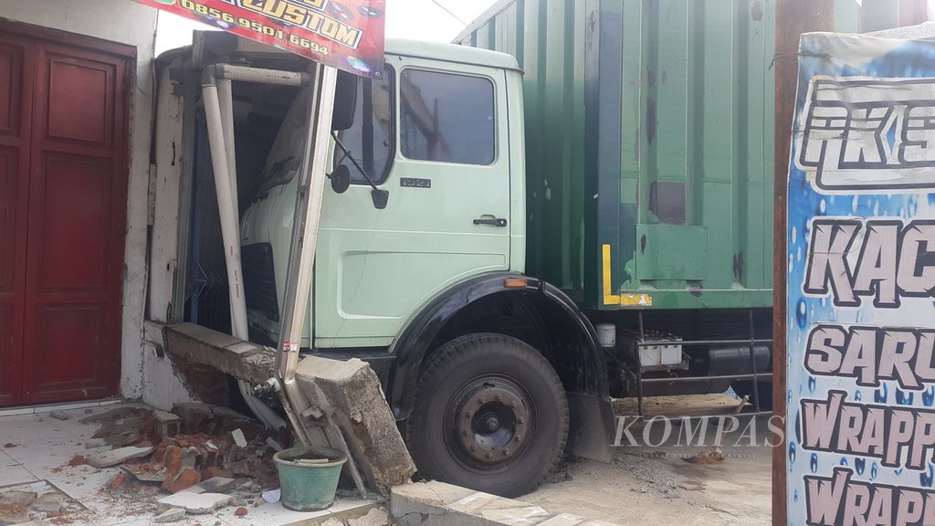 Sebuah truk boks menabrak seorang pengendara sepeda motor dan kemudian menabrak bagian depan toko mebel di Rawalo, Banyumas, Jawa Tengah, Senin (28/8/2023). Siswi pengendara sepeda motor tewas dalam kecelakaan itu.