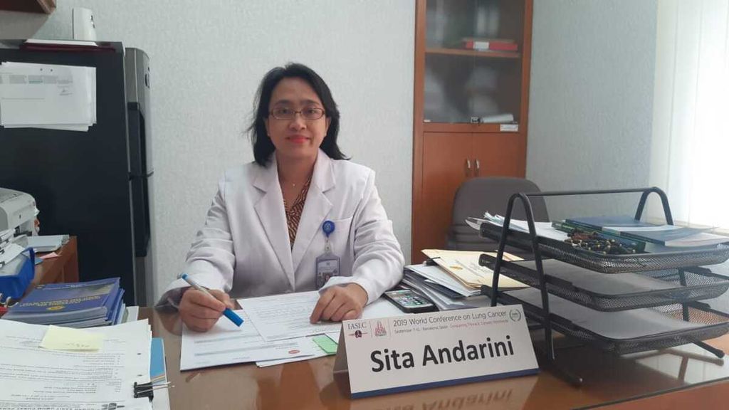 Dokter spesialis kanker paru Fakultas Kedokteran Universitas Indonesia-Rumah Sakit Umum Pusat Persahabatan, Sita Laksmi Andarini.