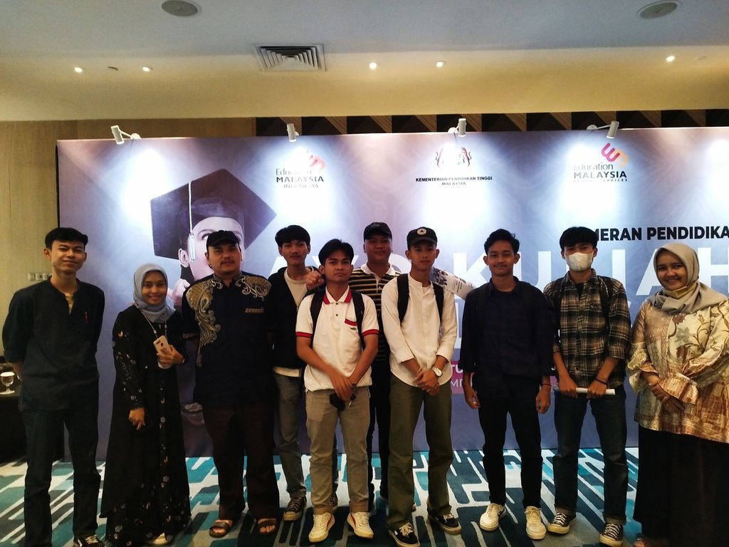Para peserta berfoto bersama dalam acara ”Ayo Kuliah di Malaysia” di Hotel Pullman, Jakarta, Sabtu (4/3/2023).