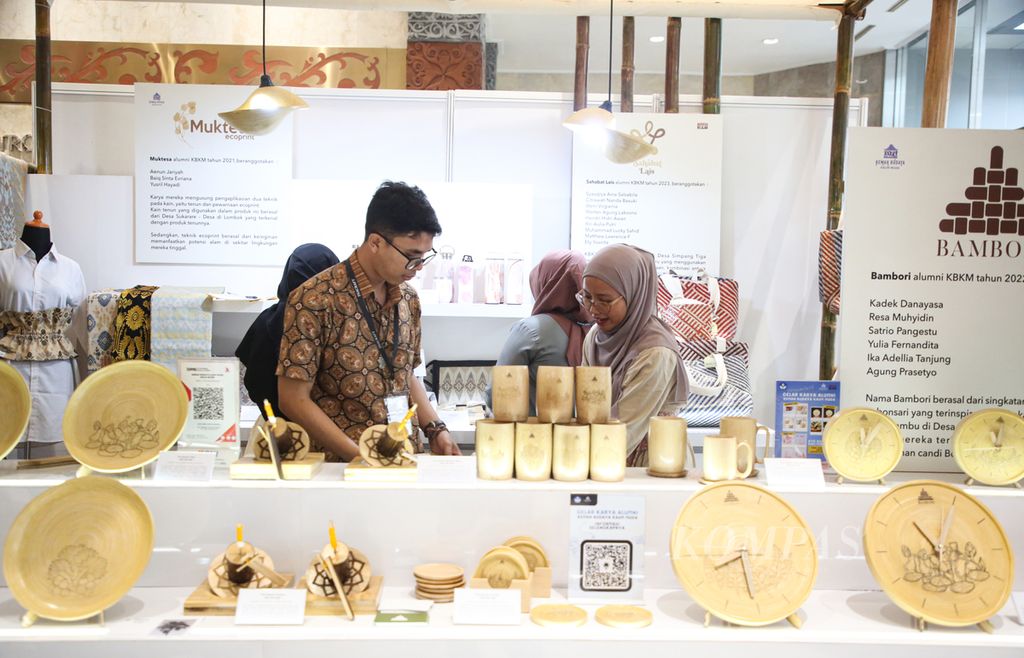 Produk kerajinan berbahan baku bambu di dalam Jakarta International Handicraft Trade Fair (Inacraft) 2024 di Jakarta Convention Center, Jakarta, Rabu (28/2/2024). Produk kerajinan tersebut merupakan gelar karya Alumni Kemah Budaya Kaum Muda.