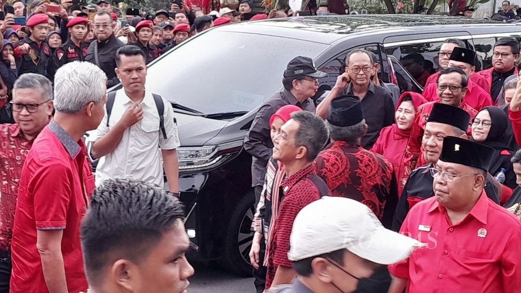 Calon presiden dari PDI-P, Ganjar Pranowo, bersama wakilnya, Mahfud MD, tiba di makam proklamator Bung Karno di Kelurahan Bendogerit, Sananwetan, Kota Blitar, Jawa Timur, Jumat (3/11/2023). Sore itu keduanya berziarah ke makam proklamator bersama Ketua Umum PDI-P Megawati Soekarnoputri dan beberapa petinggi PDI-P lainnya.