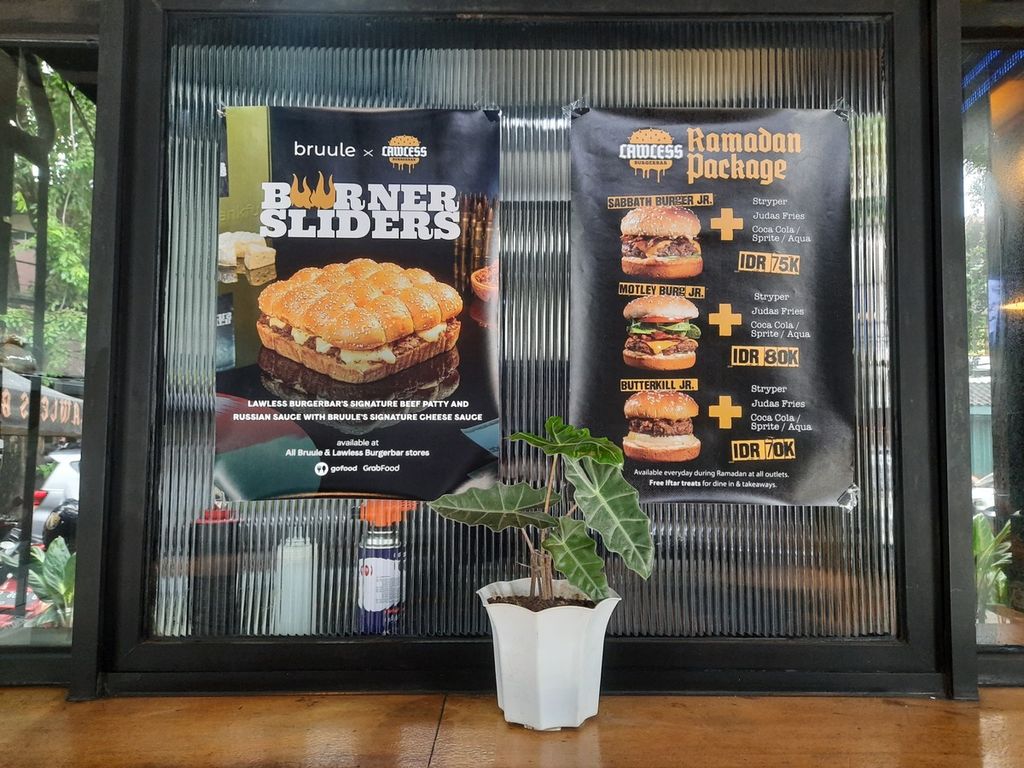 Promo Ramadhan restoran makanan cepat saji Lawless Burger di bilangan Kemang, Jakarta, Senin (27/3/2023).