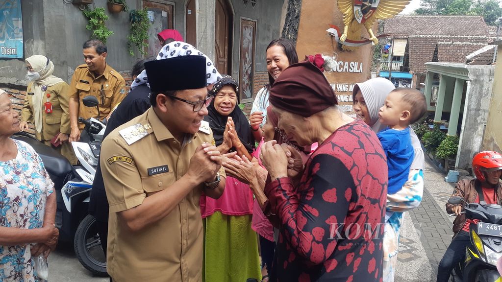 Wali Kota malang Sutiaji menyapa warga mergosono, Selasa (11/10/2022), seusai bertakziah ke keluarga korban Tragedi Kanjuruhan.