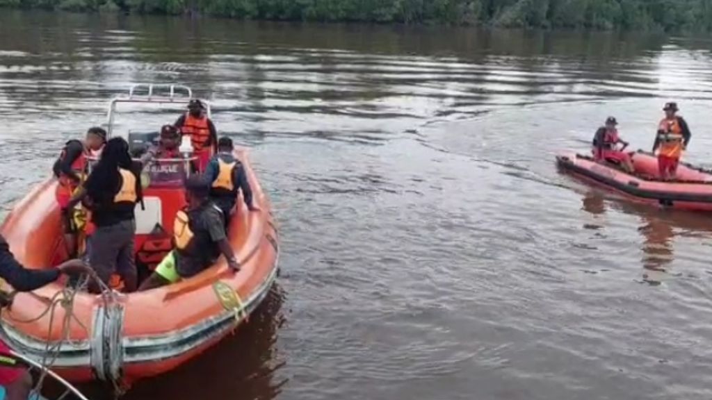 Tim SAR Timika mencari potongan tubuh empat korban pembunuhan oleh 10 pelaku di sungai Kampung Pigapu, Distrik Iwaka, Kabupaten Mimika, Papua, Selasa (30/8/2022).