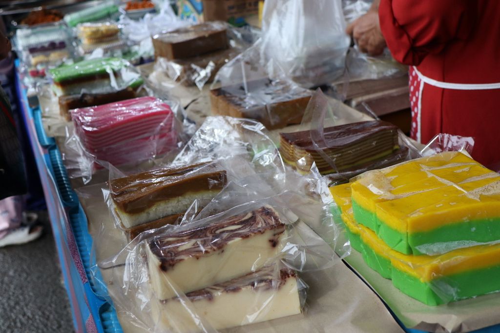 Selama bulan puasa, takjil selalu menjadi magnet untuk diburu. Di beberapa daerah di Kalimantan, termasuk di Kota Samarinda, wadai atau kue takjil khas Banjar menjadi salah satu primadona.