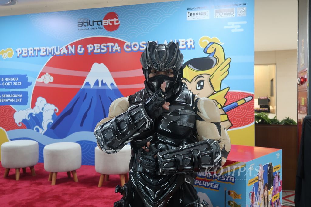 Pembuat kostum dan <i>cosplayer </i>profesional, Mizuki Otawa, berpose seusai konferensi pers Animart Indonesia 2023 di Jakarta, Rabu (4/10/2023).