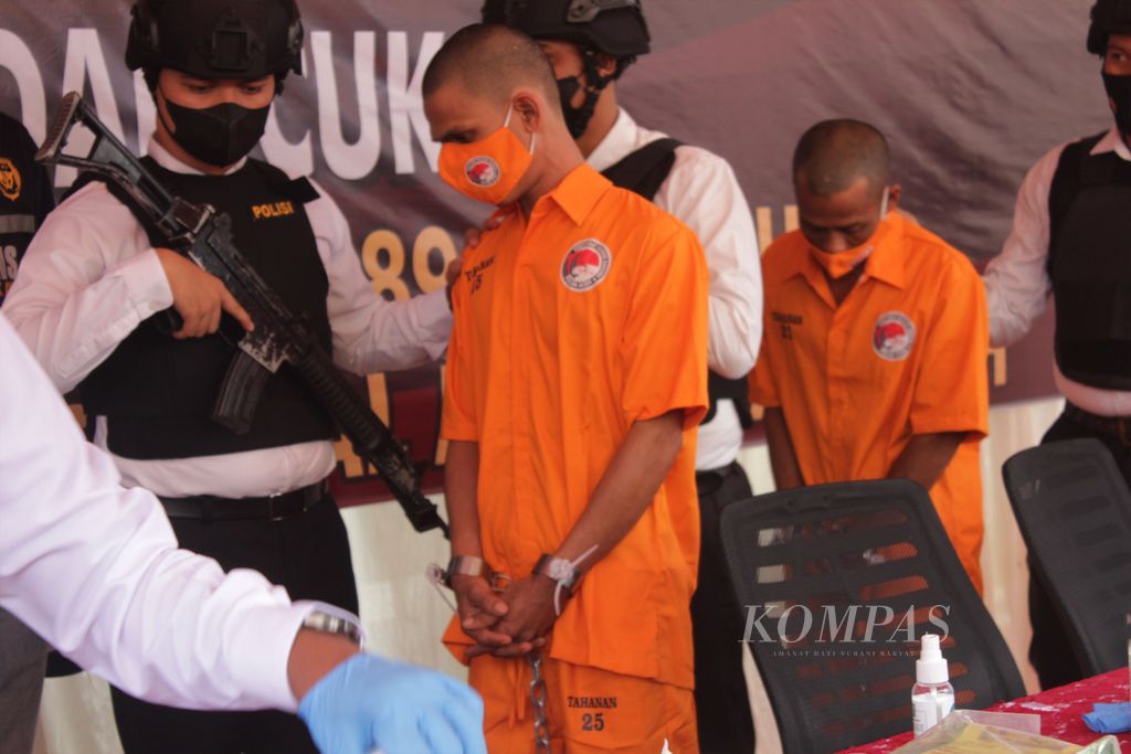 Dua tersangka penyelundup sabu dan ekstasi dihadirkan dalam konferensi pers di halaman kantor Kepolisian Daerah Aceh, Selasa (8/3/2022). Sebanyak 189 kilogram sabu dan pil ekstasi 38.850 butir disita.