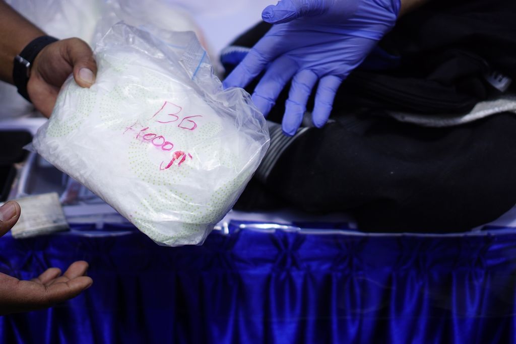 Sekantong plastik sabu yang menjadi salah satu barang bukti atas penangkapan kurir sabu di Tanjung Selor ditunjukkan anggota Polres Bulungan, Kalimantan Utara, Sabtu (20/7/2019). Total sabu yang dibawa seberat 38 kilogram.