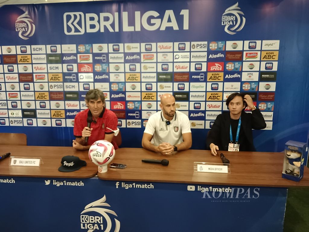 Bali United Coach Stefano Cugurra gave a press statement regarding preparations for the match against Persib Bandung in Bandung City, West Java, on Friday (May 17, 2024).