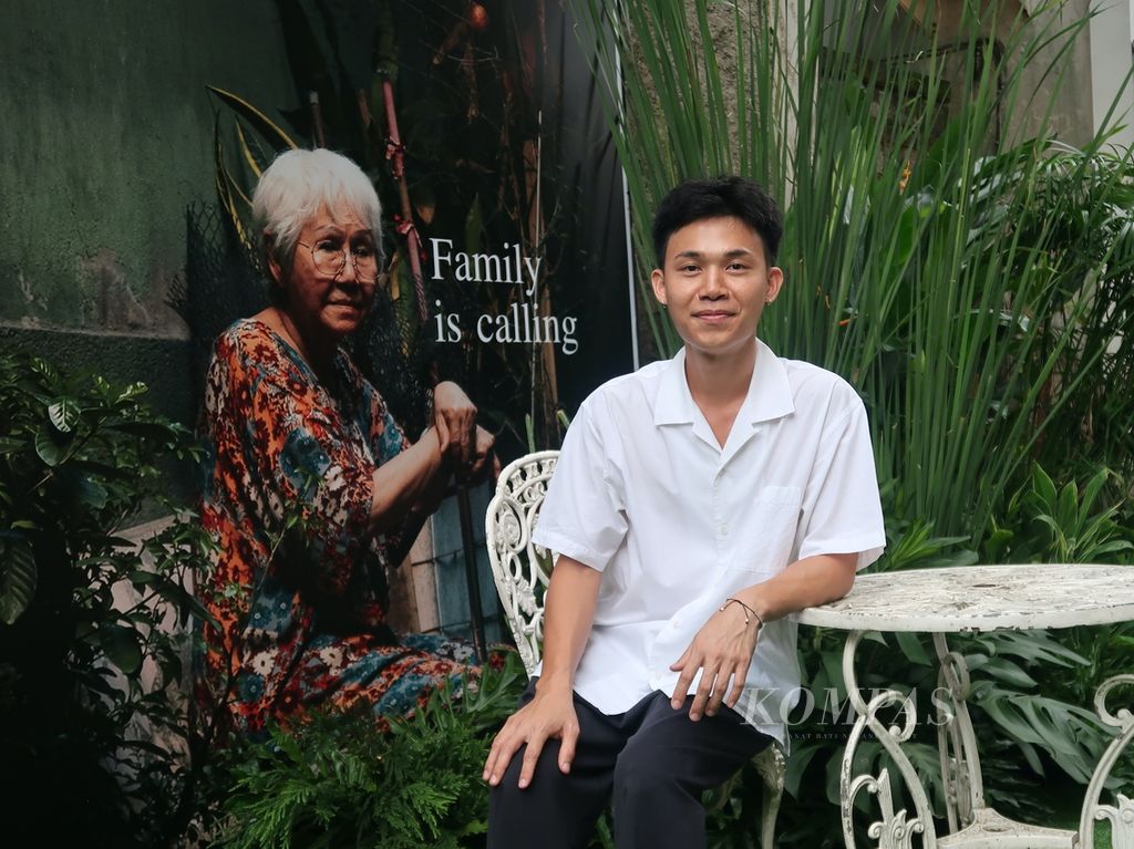 Sutradara asal Thailand, Pat Boonnitipat, menyapa wartawan yang berkumpul di Falcon Pictures, Jakarta, Sabtu (25/5/2024). Boonnitipat menyutradarai film <i>Lahn Mah</i> atau <i>How To Make Millions Before Grandma Dies</i> (2024) yang populer di Asia Tenggara.