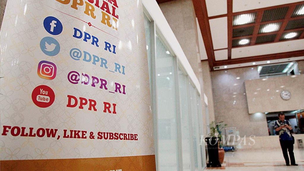 <i>Banner</i> yang berisi informasi tentang akun media sosial resmi milik DPR terpampang di salah satu lobi gedung di Kompleks Parlemen, Senayan, Jakarta, Jakarta, Selasa (30/1/2018). 
