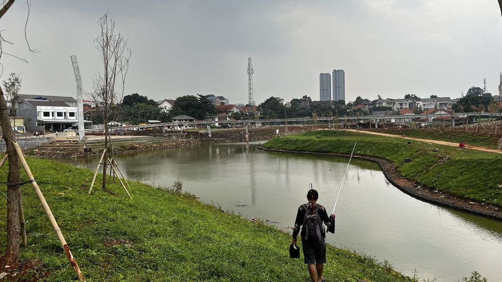 Warga saat ingin memancing di Ruang Limpah Sungai Lebak Bulus, Jakarta Selatan, Senin (5/12/2022)