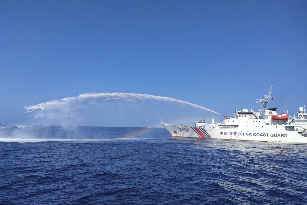 Kapal penjaga pantai China menyemprot kapal patroli Filipina di Laut China Selatan pada Desember 2023.