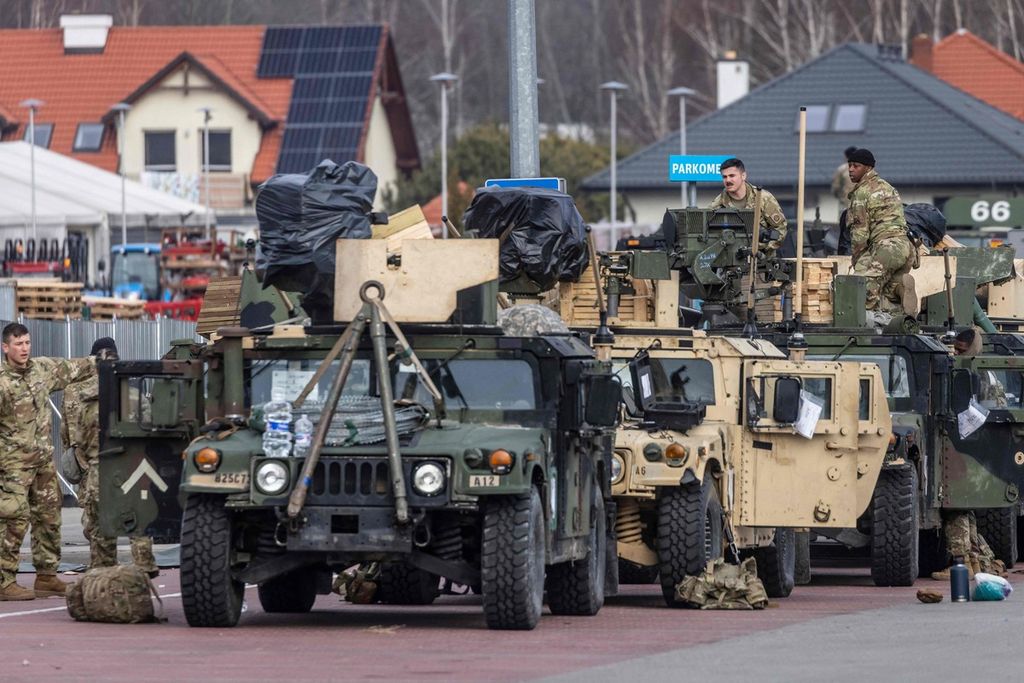 Tentara Amerika Serikat tengah bersiap di atas kendaraan militer mereka di pangkalan aju yang disiapkan tak jauh dari bandara Rzeszow-Jasionka, Polandia pada Rabu (16/2/2022). 