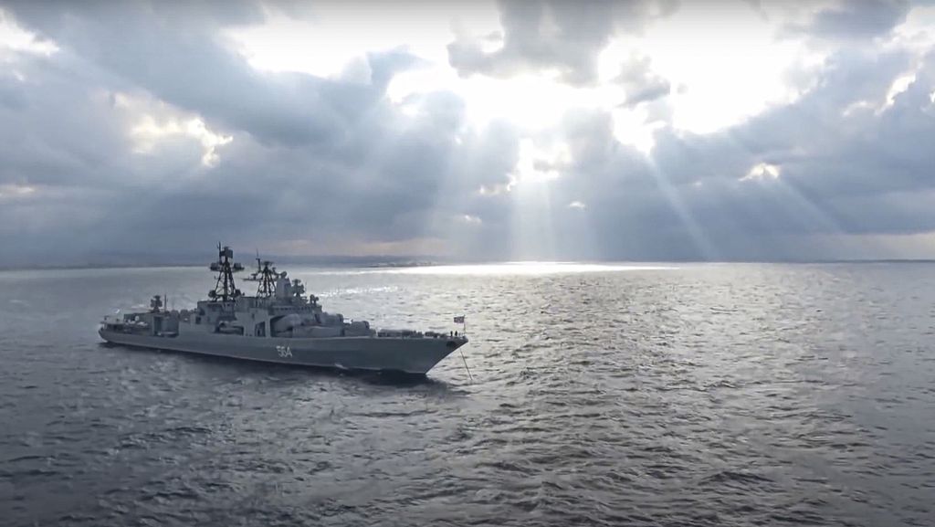 Dalam foto yang dirilis oleh Biro Pers Kementerian Pertahanan Rusia pada Rabu (16/2/2022) tampak kapal perusak Admiral Tributs yang difoto dari sebuah helikopter militer saat menggelar latihan di Laut Tengah.