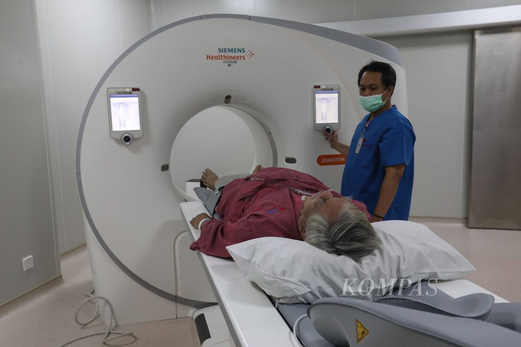 Anggota staf bagian radiologi Rumah Sakit Jantung Harapan Kita, Jakarta, mempersiapkan proses pemeriksaan pasien dengan alat baru <i>multislice computerized tomography </i>(MSCT), Kamis (19/1/2023). Alat ini merupakan generasi terbaru dari <i>CT-scan</i>. MSCT memiliki kemampuan untuk menghasilkan informasi dengan akurasi tinggi yang berkaitan dengan pemeriksaan organ bergerak yang salah satunya adalah jantung. 