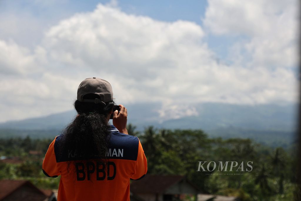 Sukarelawan melaporkan hasil pemantauan erupsi Gunung Merapi melalui kanal YouTube di Desa Kaliurang, Srumbung, Magelang, Jawa Tengah, Minggu (12/3/2023). 