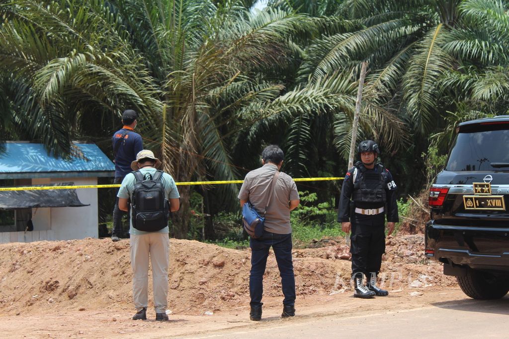 Aparat Polda Kalteng melakukan olah TKP di lokasi penembakan warga Seruyan hingga satu orang tewas tertembak. Olah TKP itu dilakukan di Desa Bangkal, Kabupaten Seruyan, Kalteng, Rabu (11/10/2023).