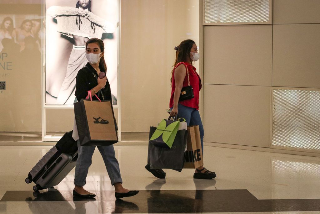Mall visitors carry shopping bags at Grand Indonesia, Jakarta, Saturday (18/3/2023). Some people can afford to spend their money on luxury shopping to make them happy and flaunt it on social media.