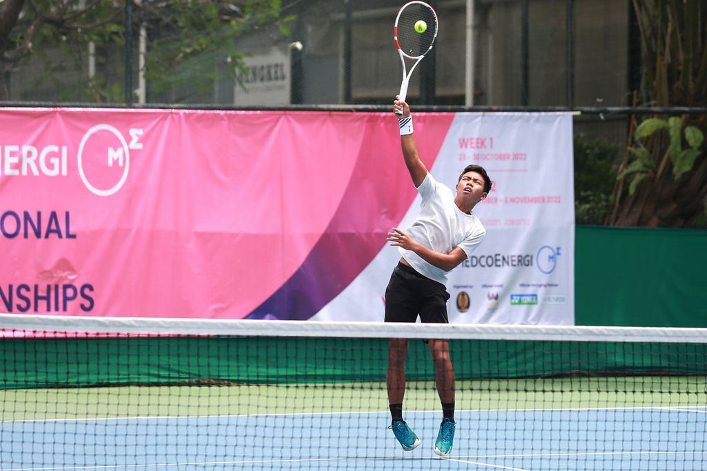 Petenis Indonesia, Tegar Abdi Satrio Wibowo, mengembalikan bola milikl petenis Rusia, Konstantin Kravchuk, pada rangkaian Turnamen Tenis Internasional Medco Energi 2022 di lapangan tenis Hotel Sultan, Jakarta, Kamis (27/10/2022). Dalam pertandingan ini, Tegar kalah dengan skor 3-6, 6-4, dan 1-6. Turnamen ini berlangsung sejak 23 Oktober hingga 30 Oktober 2022. 