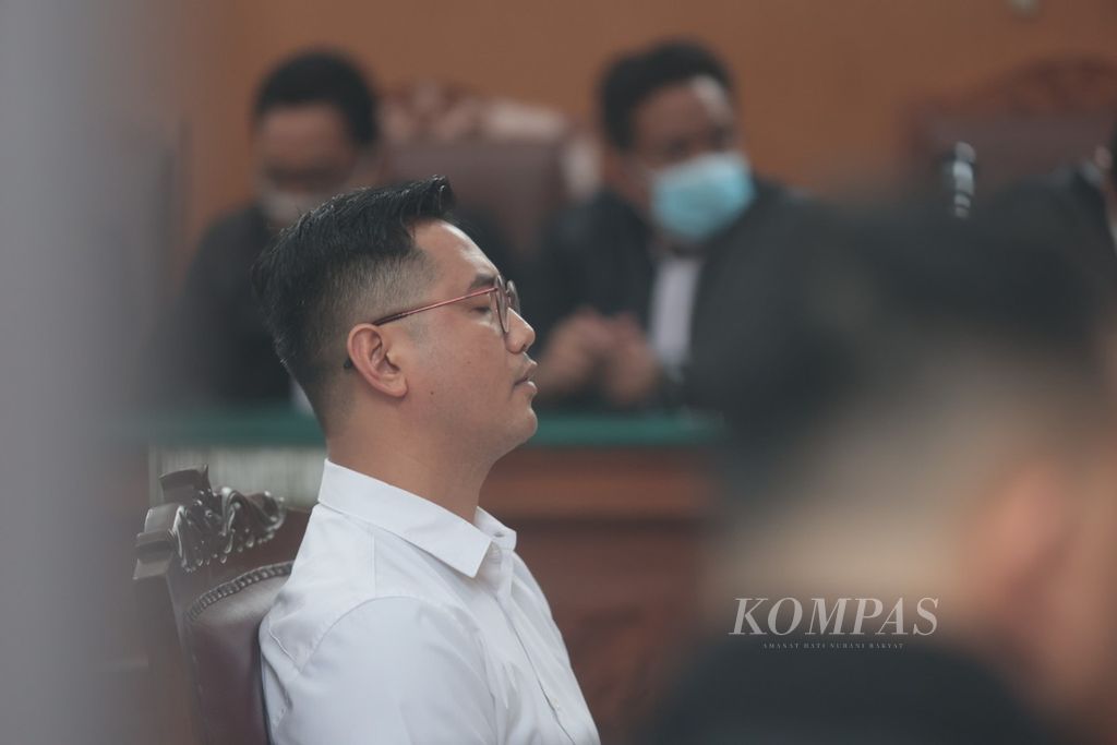 Terdakwa kasus perintangan penyidikan pembunuhan Brigadir J atau Nofriansyah Yosua Hutabarat, Irfan Widyanto, mendengarkan majelis hakim membacakan putusan dalam sidang di Pengadilan Negeri Jakarta Selatan, Jumat (24/3/2023). 