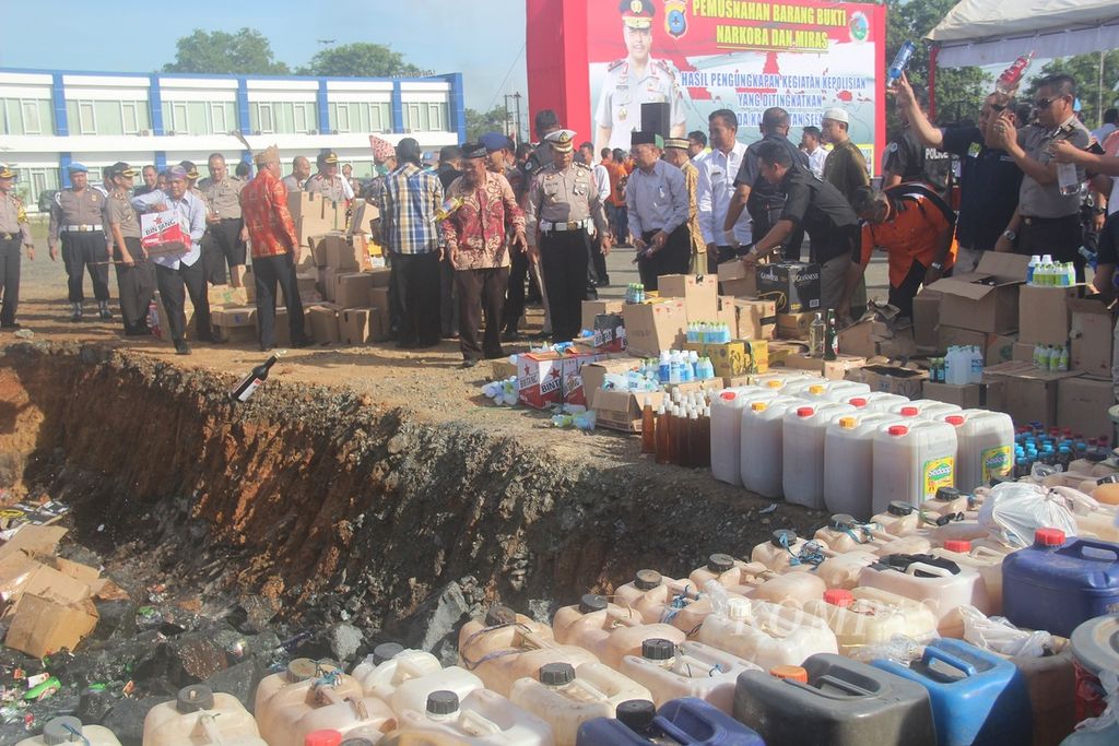 Barang bukti minuman keras hasil operasi jajaran Kepolisian Daerah Kalimantan Selatan menjelang bulan suci Ramadhan dimusnahkan, Rabu (16/5/2018).