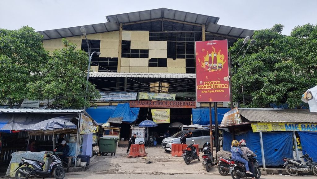 Salah satu warga membatasi akses masuk Gedung Pasar Cimol Gedebage, Kecamatan Panyileukan, Kota Bandung, Jawa Barat, Selasa (21/3/2023). Pasar ini menjadi sentra penjualan pakaian bekas impor di Bandung.