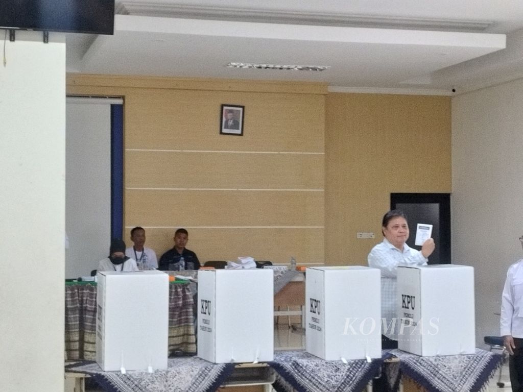 Menteri Koordinator Perekonomian Airlangga Hartarto memberikan suaranya dalam Pemilu 2024, Rabu, (14/2/2022).