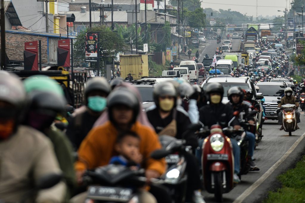 Para pengendara sepeda motor melintas di Jembatan Jomin, Karawang, Jawa Barat, Kamis (20/4/2023). Dua hari menjelang Lebaran 2023, Simpang Jomin, Karawang, masih dipadati para pemudik. Pada Kamis sore, penumpukan terjadi di Jembatan Jomin dan didominasi oleh kendaraan roda dua. Kepadatan itu diperburuk dengan adanya putaran balik di sebelum dan sesudah Jembatan Jomin. Walaupun polisi sudah menyiagakan personel di putaran balik tersebut, warga setempat nekat menerobos putaran balik sehingga membuat penumpukan kendaraan. Kementerian Perhubungan memprediksi puncak arus mudik terjadi pada 19 dan 20 April 2023. 