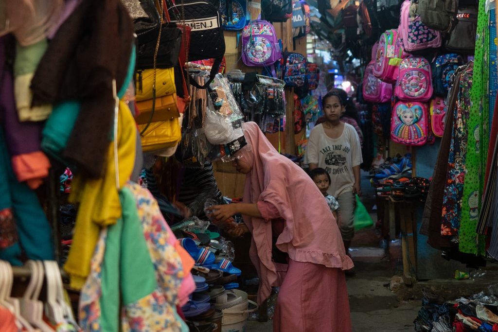 Pembeli dan penjual beraktivitas tanpa memakai masker, seperti terlihat di Pasar Mandonga, Kendari, Sulawesi Tenggara, Selasa (26/10/2021). November 2022, kasus Covid-19 merebak lagi di Kendari.