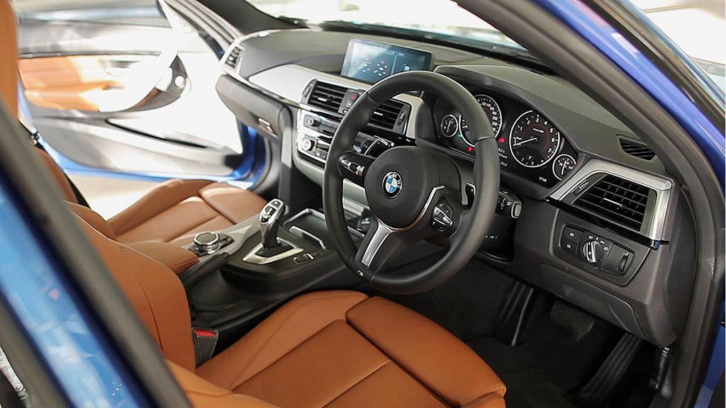  Interior BMW 330i M-Sport memadukan kemewahan dan aura sporty serta sudah menggunakan menu bahasa Indonesia. 