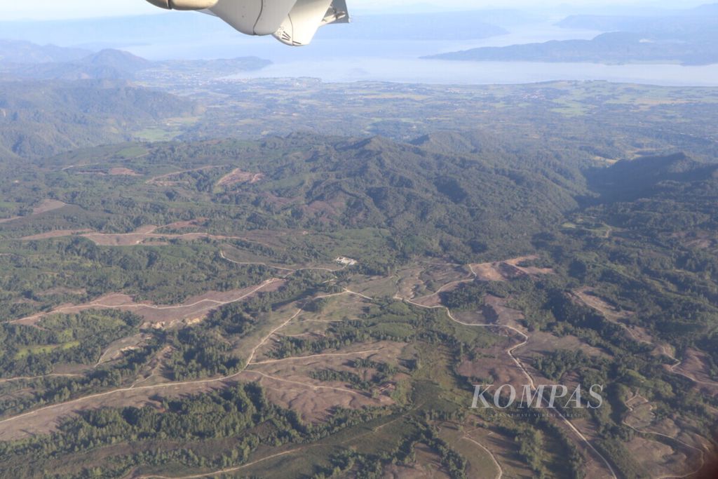 Hamparan lahan kritis tampak dari penerbangan komersial di sekitar Danau Toba, Sumatera Utara, Kamis (27/6/2019). Kerusakan daerah tangkapan air Danau Toba disebabkan alih fungsi dan perambahan hutan.
