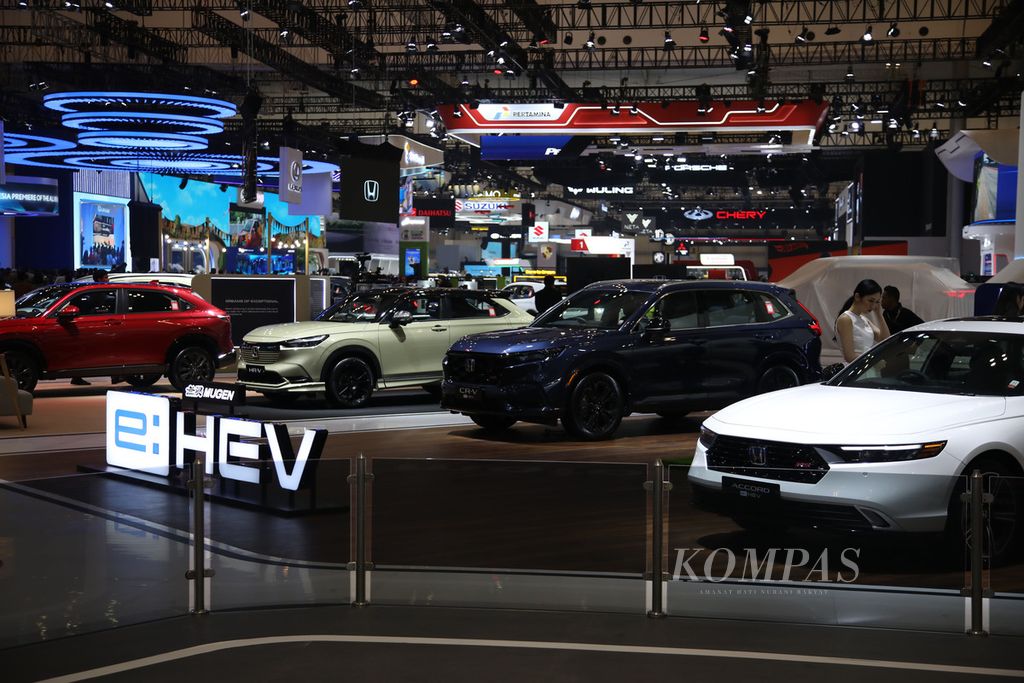 Berbagai macam kendaraan yang dipamerkan dalam Gaikindo Indonesia International Auto Show (GIIAS) 2024 di ICE BSD, Tangerang, Banten, Rabu (17/7/2024). GIIAS 2024 secara resmi akan dibuka untuk umum mulai 18-28 Juli 2024. Sejumlah produsen kendaraan meluncurkan produk baru, sebagian besar mobil listrik, pada pameran ini. 