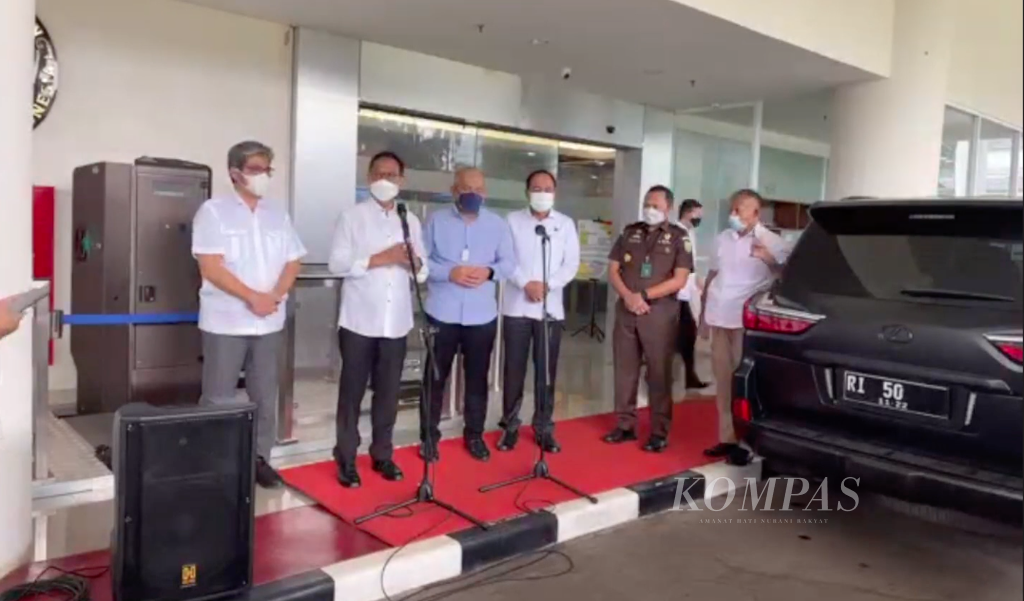 Kepala Otorita Ibu Kota Negara Nusantara Bambang Susantono dan Jamdatun Kejaksaan Agung Feri Wibisono yang tengah memberikan keterangan seusai pertemuan dengan Jaksa Agung Sanitiar Burhanuddin, Kamis (17/3/2022).