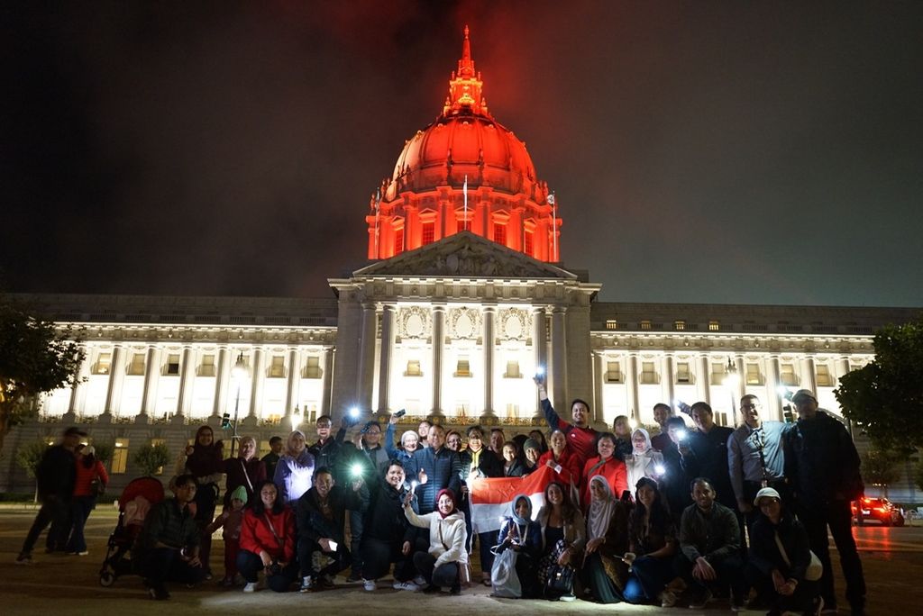 Diaspora Indonesia berfoto bersama dengan latar belakang Balai KotaFrancisco menyalakan lampu LED berwarna merah dan putih di Balai Kota San Francisco, 17 Agustus 2022. Kegiatan ini sebagai bentuk penghormatan atas Hari Ulang Tahun Kemerdekaan ke-77 Republik Indonesia.