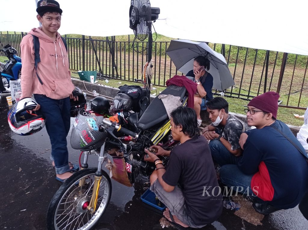 Mekanik memeriksa dan menyetel sepeda motor yang akan digunakan dalam Fastron Enduro Street Race Polda Metro Jaya-BSD di Jalan Gipti BSD Grand Boulevard, Kabupaten Tangerang, Jumat (22/4/2022).