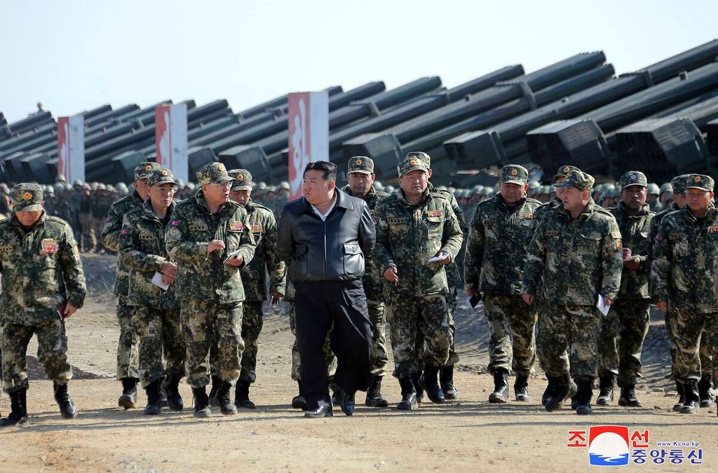 Dalam foto yang diambil pada 7 Maret 2024, terlihat Pemimpin Korea Utara Kim Jong Un menginspeksi pusat latihan pasukannya di area yang tidak disebutkan di Korut.  