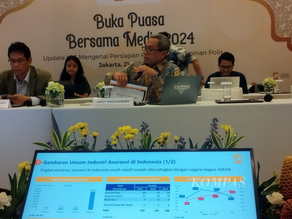 Direktur Eksekutif LPS Jarot Marhaendro memberikan keterangan dalam Buka Puasa Bersama Media 2024, di Jakarta, Kamis (21/3/2024).