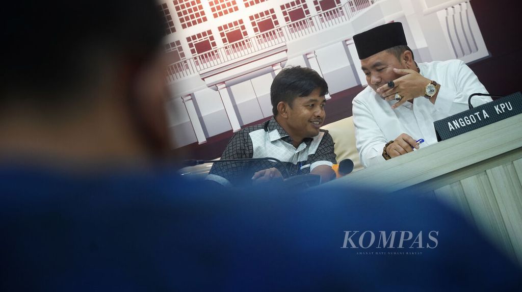 Komisioner Komisi Pemilihan Umum, Idham Kholik (kiri) dan Mochammad Afifuddin (kanan), saat menggelar konferensi pers di Kantor Komisi Pemilihan Umum (KPU), Jakarta, terkait putusan Badan Pengawas Pemilu (Bawaslu) atas gugatan Partai Rakyat Adil Makmur (Prima), Jumat (24/3/2023). 