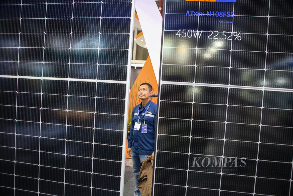 Pengunjung melihat lembaran panel surya yang dipamerkan dalam pameran Green Energy di JIExpo Kemayoran, Jakarta Pusat, Kamis (7/3/2024).