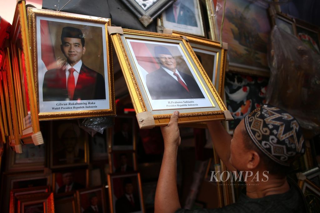 Pedagang menjajakan foto presiden dan wakil presiden terpilih 2024-2029, Prabowo Subianto dan Gibran Rakabuming Raka, di Pasar Baru, Jakarta Pusat, Selasa (23/4/2024). 