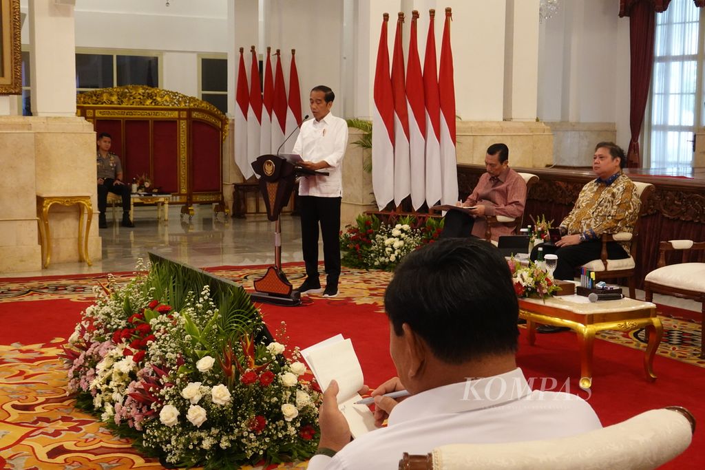 Menteri Pertahanan Prabowo Subianto yang juga merupakan calon presiden yang unggul pada hitung cepat menyimak pidato Presiden Joko Widodo dalam sidang kabinet paripurna bersama para jajarannya di Istana Negara, Jakarta, Senin (26/2/2024).