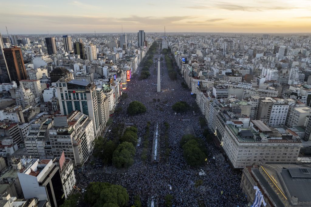 Jutaan warga Argentina tumpah ruang di kawasan Obelisk, Buenos Aires, Argentina, untuk merayakan kemenangan tim nasional sepak bola Argentina sebagai juara Piala Dunia 2022, Minggu (18/12/2022). 