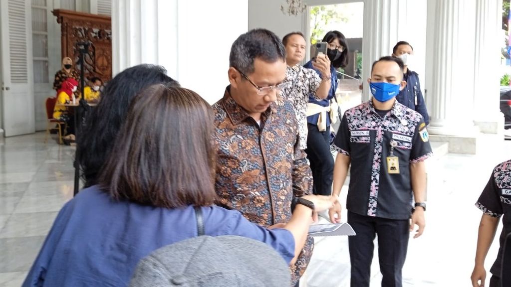 Penjabat Gubernur DKI Jakarta Heru Budi Hartono tiba di Balai Kota, Jakarta Pusat,  pada Kamis (20/10/2022) dan langsung disambut warga untuk menyampaikan aduan. 