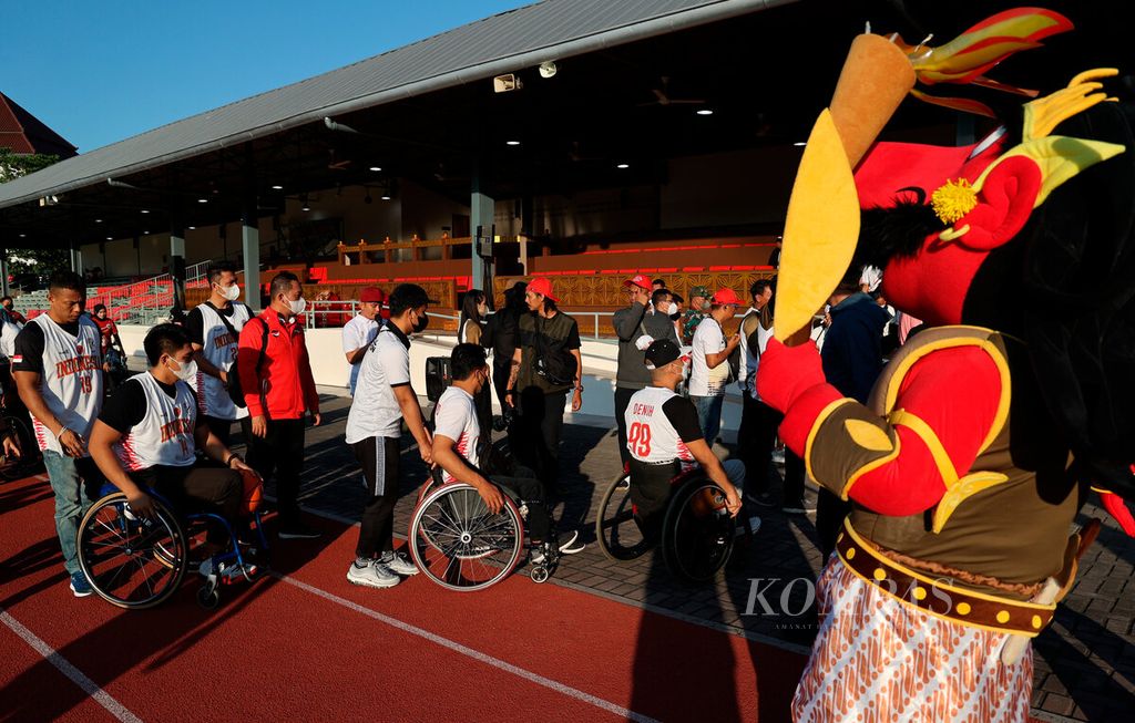 Sejumlah atlet disabilitas hadir dalam acara pawai obor ASEAN Para Games 2022 di Stadion Sriwedari, Kota Surakarta, Jawa Tengah, Minggu (24/7/2022). Ajang olahraga disabilitas itu akan digelar pada 30 Juli-6 Agustus 2022 mendatang. 