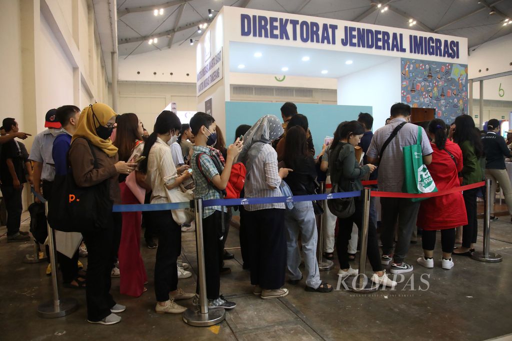Pengunjung antre mengurus paspor di stan Direktorat Jenderal Imigrasi dalam acara Kompas Travel Fair 2023 di ICE BSD, Tangerang, Banten, Jumat (1/9/2023).
