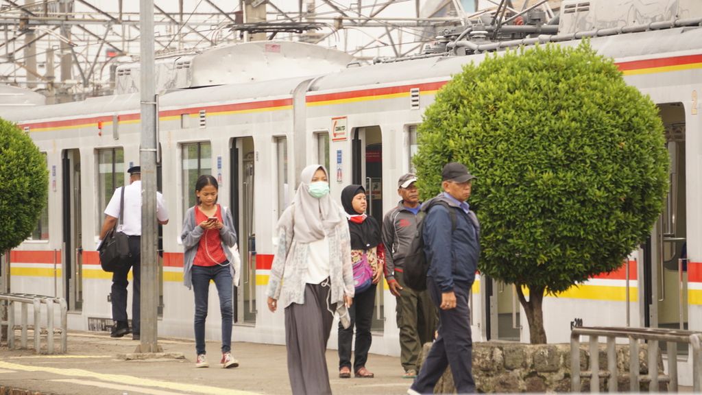 Pengguna kereta rel listrik (KRL) Jabodetabek di Stasiun Bogor, Kamis (12/3/2020) tampak mengenakan masker untuk mengantisipasi penyebaran Covid-19. 