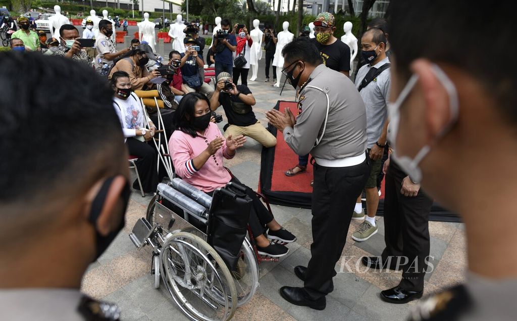 Sejumlah perwakilan korban kecelakaan lalu lintas turut hadir dalam Hari Peringatan Korban Kecelakan Lalu Lintas Dunia 2020 di kawasan Bundaran Hotel Indonesia, Jakarta, Minggu (15/11/2020).