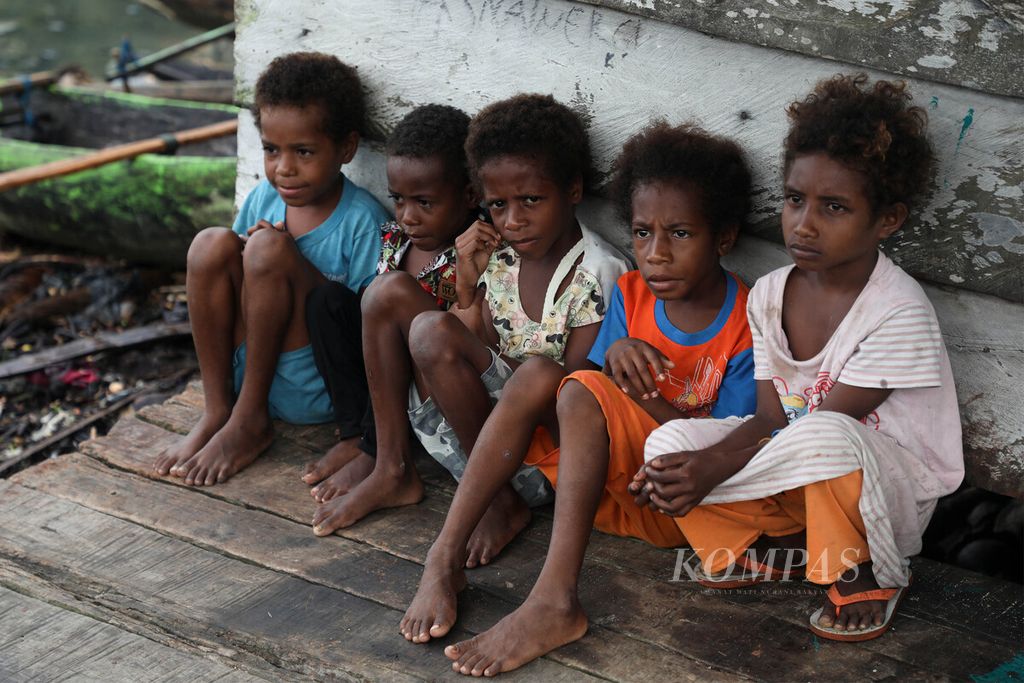 Anak-anak di Kampung Feternu, Distrik Teluk Arguni Atas, Kabupaten Kaimana, Papua Barat, Rabu (16/2/2021). Sebagian besar masyarakat Feternu berprofesi nelayan, khususnya menangkap ikan ganadi. 