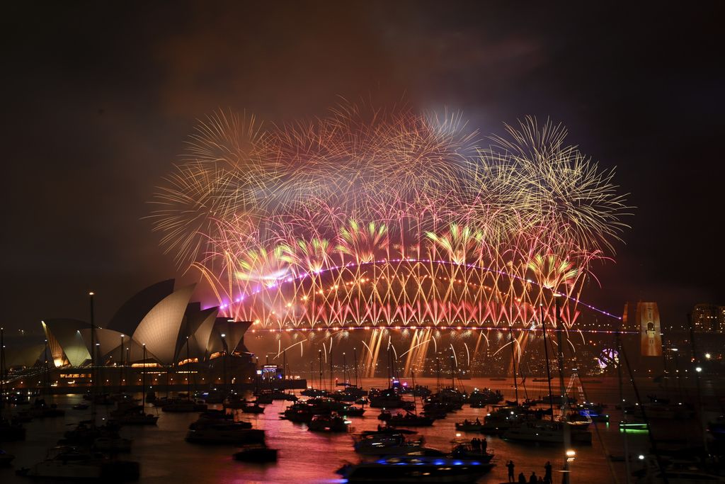 Pesta kembang api berlangsung di malam pergantian Tahun Baru 2023-2024 di Sydney Opera House, Sydney, 1 Januari 2024.  